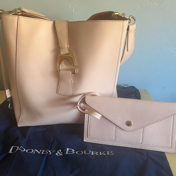 Dooney & Bourke Saffino Leather Bucket Bag with purse-let and key chain - Picture 3 of 14